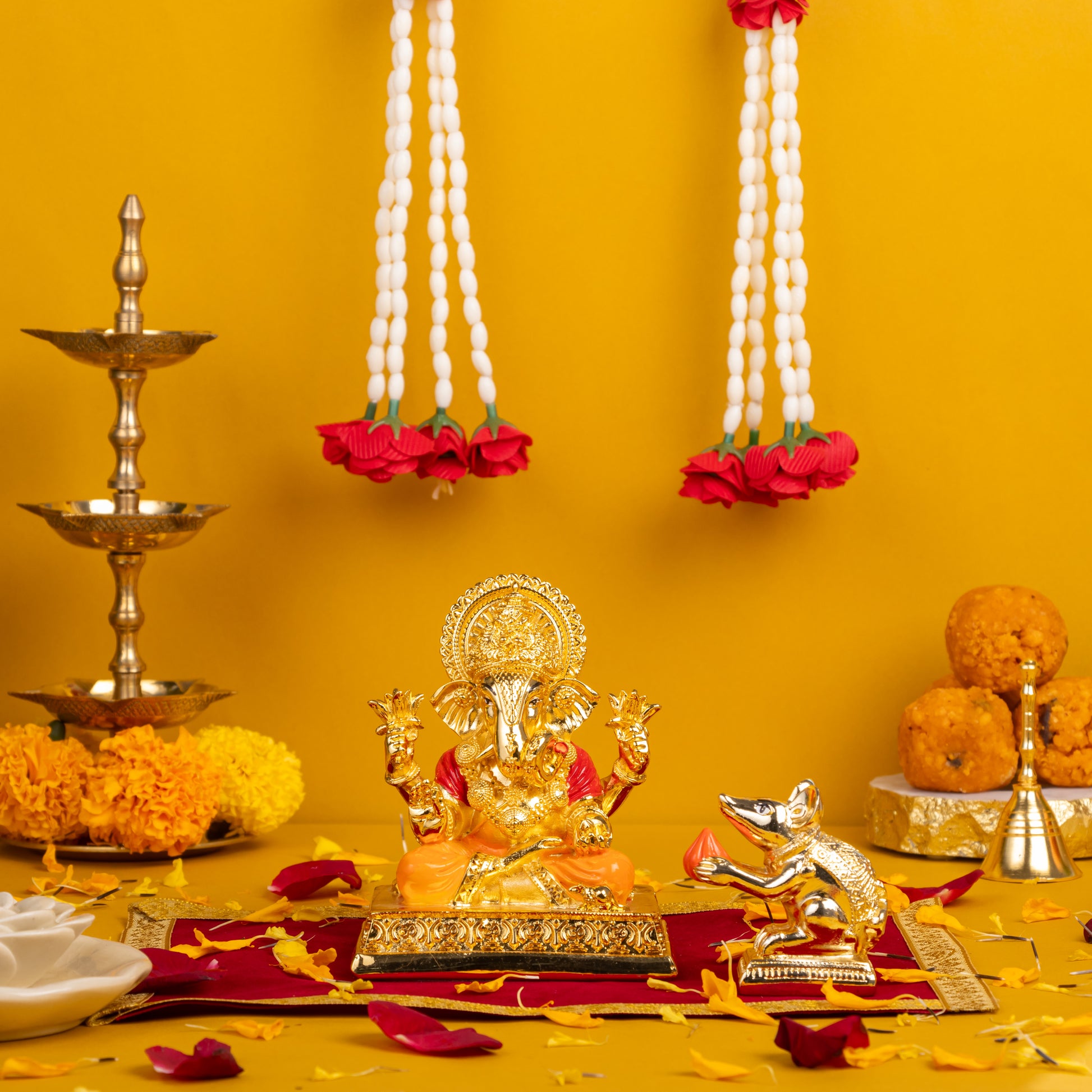 Dagduseth Ganpati Gold with Mushak Combo