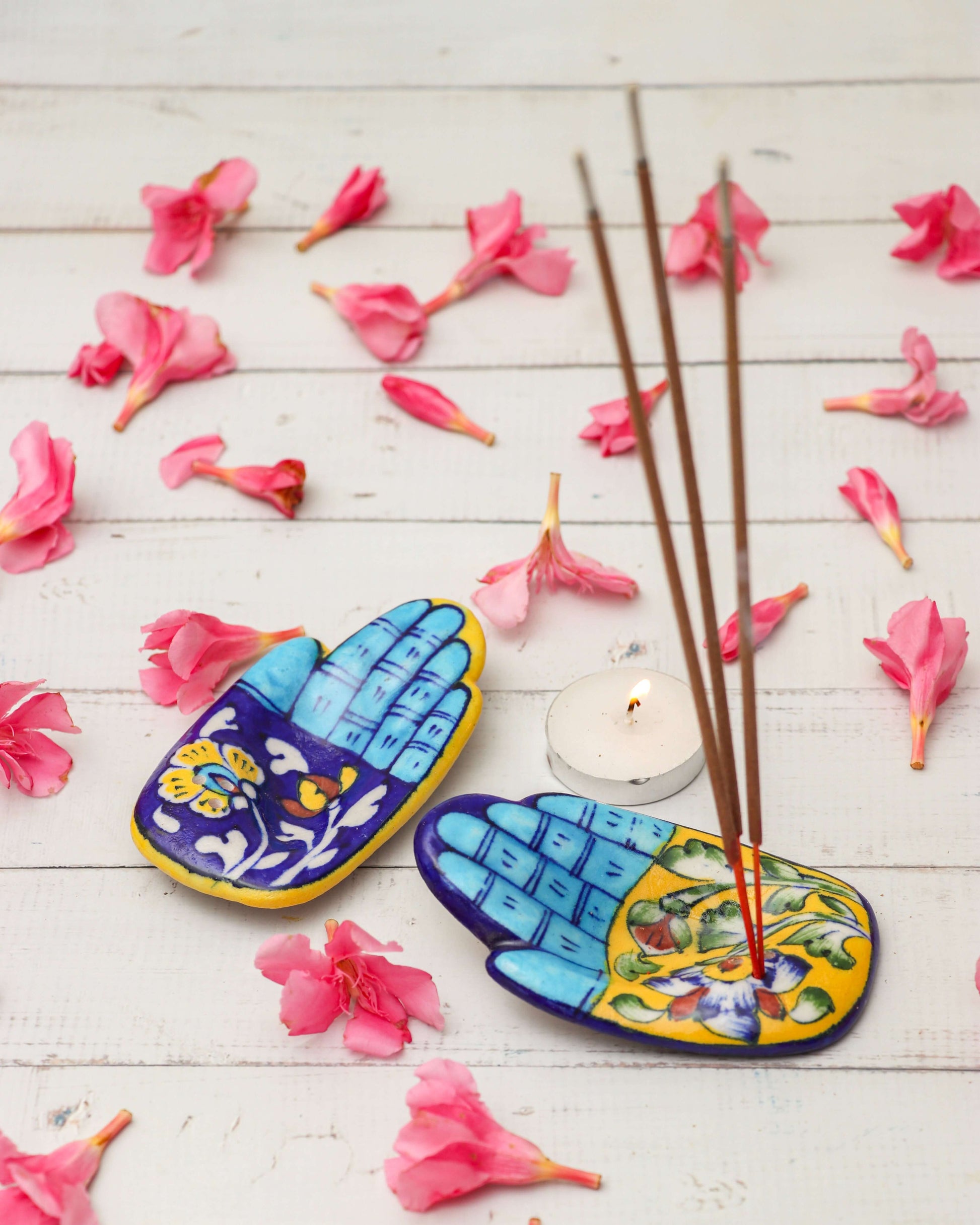 Ceramic hand incense holder with burning 3 Agarbati