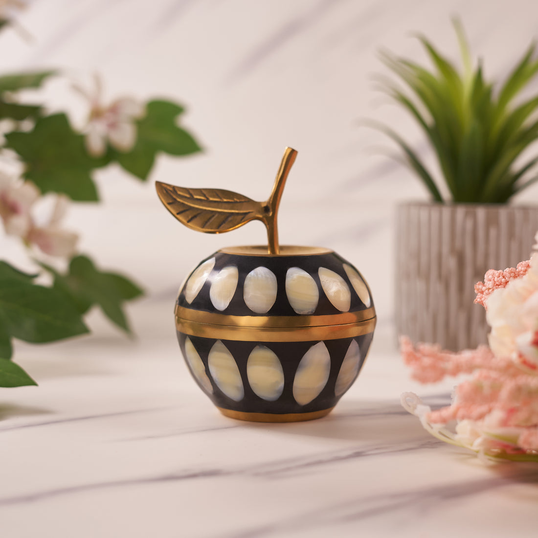 Mother-of-Pearl Apple-Shaped BlackTrinket Box for Jewelry and Keepsakes