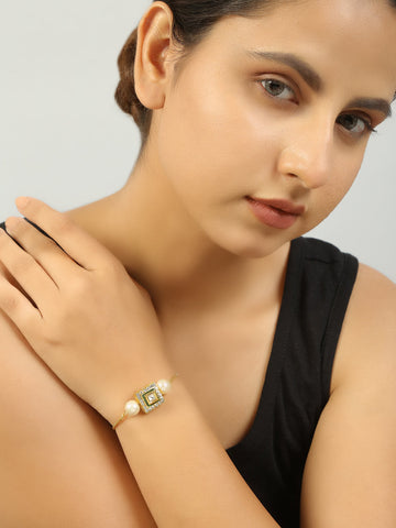 Handcrafted Kundan studded bracelet with pearls